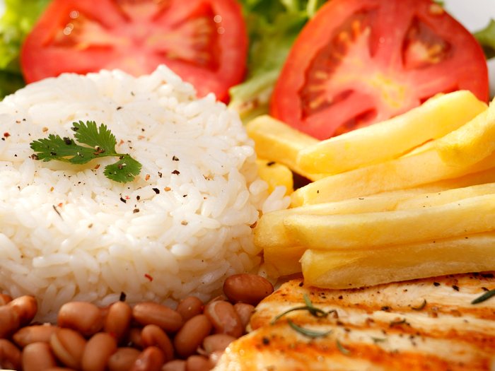 Almuerzo con arroz, frijol, papa a la francesa, pechuga a la plancha y ensalada para eventos en Pasto