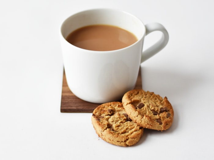 Taza de café con galletas para el coffee break de una capacitación en Pasto