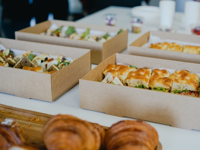 Cajas de refrigerio empresarial con sándwiches y panadería listas para entregar en Pasto